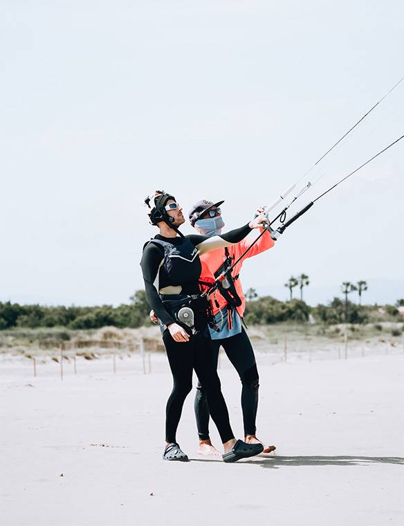 clases de kitesurf en sant pere pescador para todos los niveles