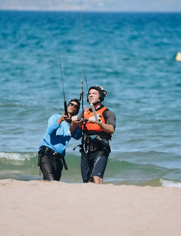 clases de kitesurf en sant pere pescador para todos los niveles