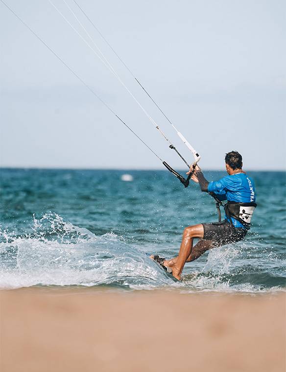 clases de kitesurf en sant pere pescador para todos los niveles